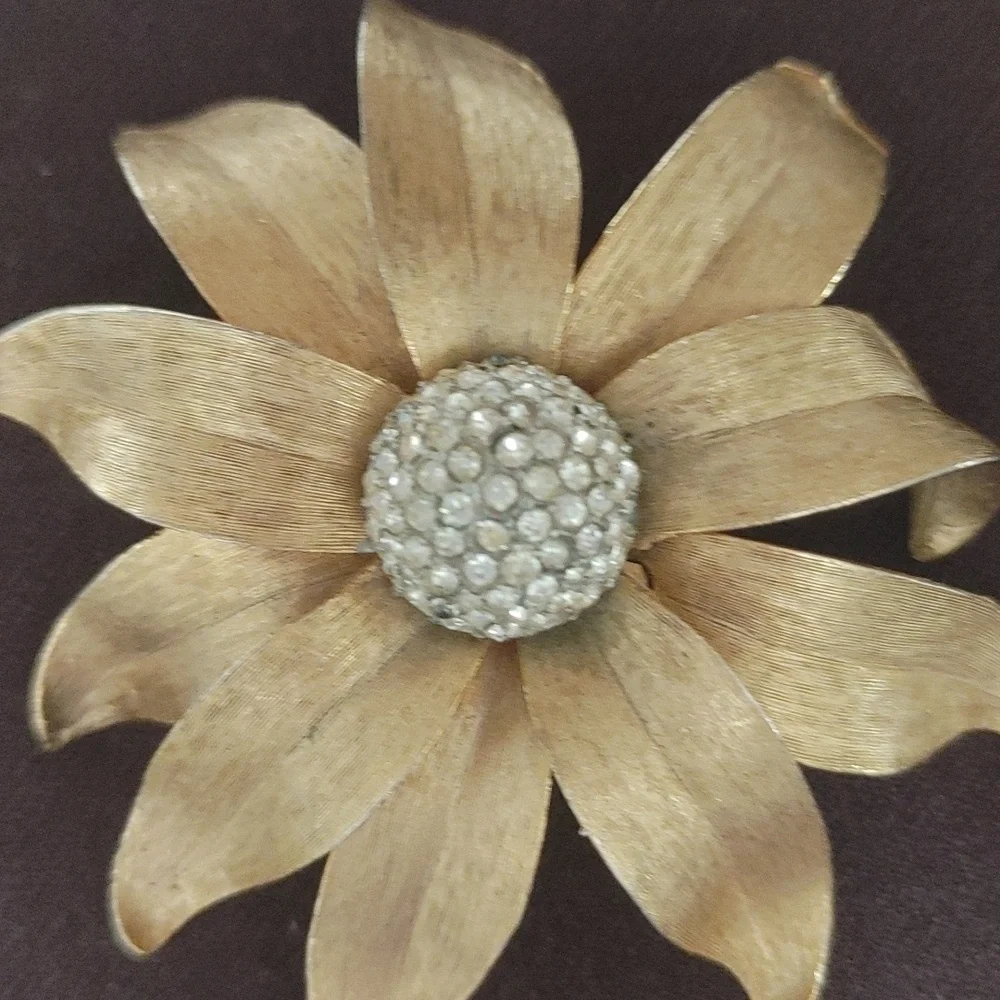 Marvella VTG Gold Daisy Brooch with Rhinestones
